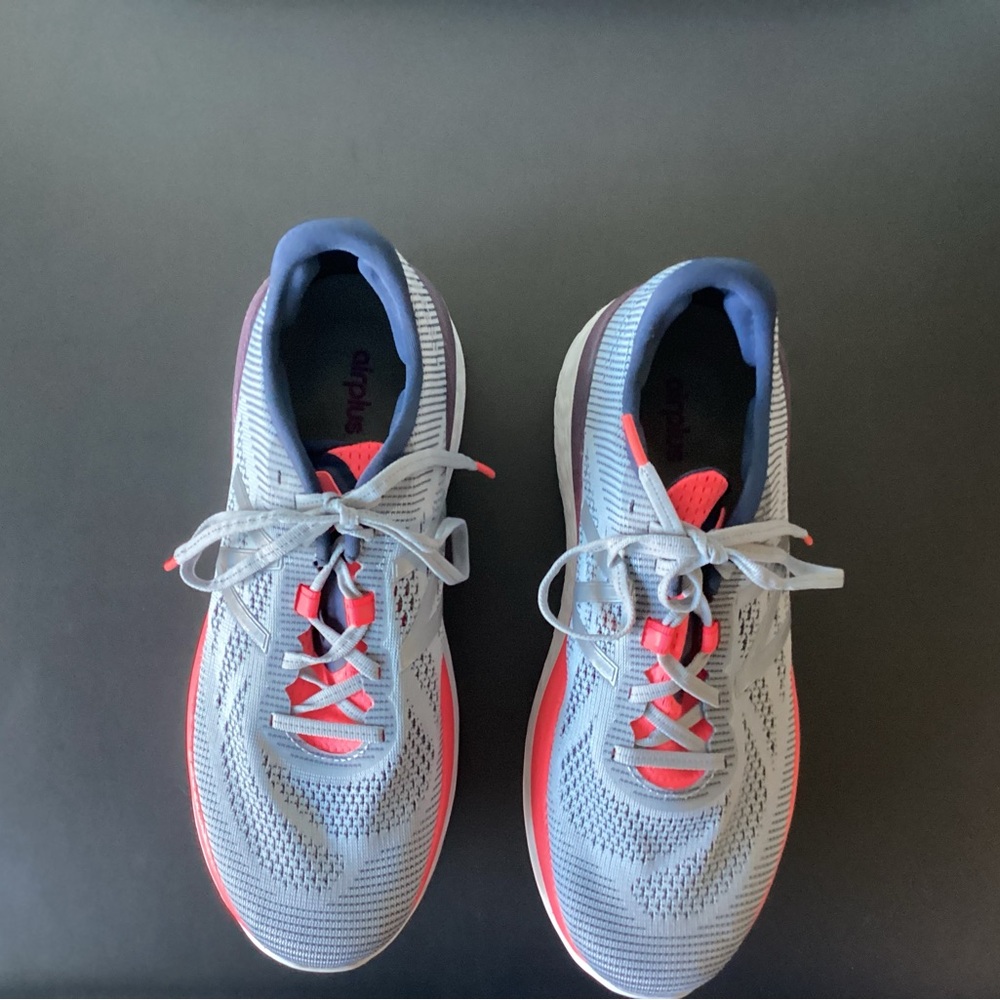 Womens Fresh foam more V1 in EUC.
Light grey and neon pink. Needs insole.